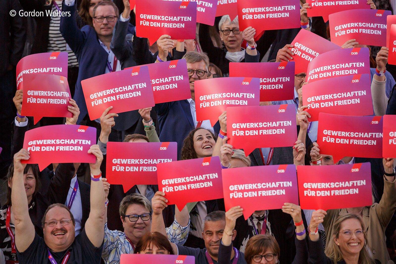 Die Delegierten halten die Solidarität mit den Menschen in der Ukraine hoch.