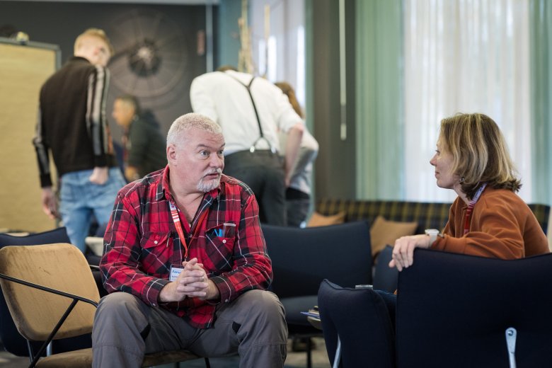 zwei Menschen unterhalten sich