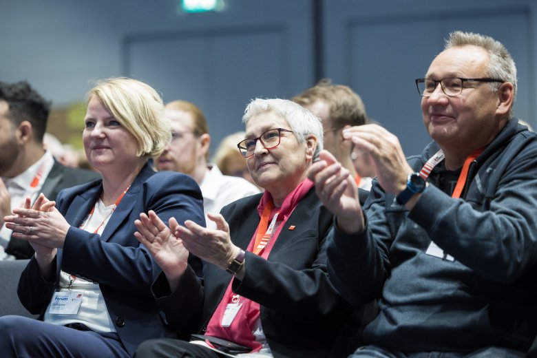 Blick ins Publikum, 3 Personen klatschen, eine von ihnen Elke Hannack