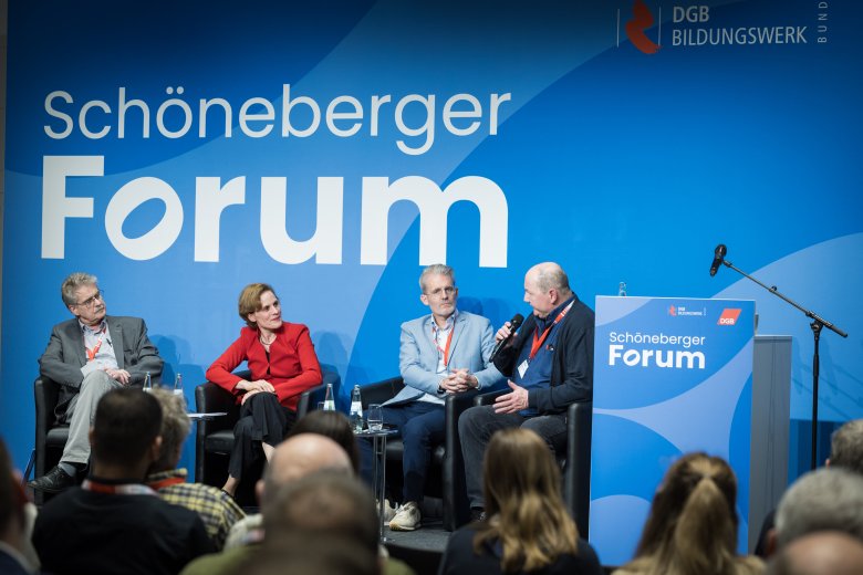 Podium mit 4 Personen aus der ersten Diskussionsrunde