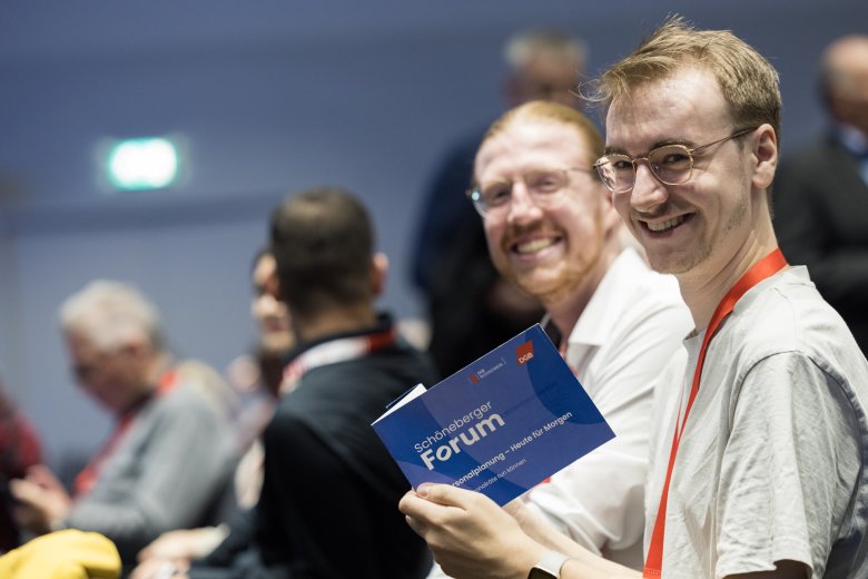 2 Gäste aus dem Publikum lachen in die Kamera