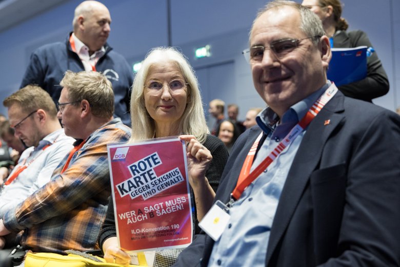 2 Gäste aus dem Publikum lachen in die Kamera