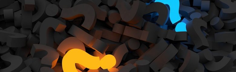 Viele schwarze Fragezeichen, dazwischen ein leuchtend oranges und ein leuchtend blaues Fragezeichen.