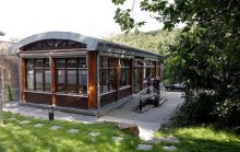 DGB Tagungszentrum Hattingen, Gebäude Jugendbildung: großes braunes Gebäude mit Holzverkleidung auf grünem Rasen.